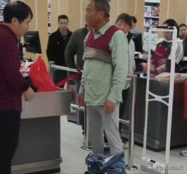 六旬老人超市脱衣证清白，只剩内衣裤时警报仍响，老板身份被扒后和解
