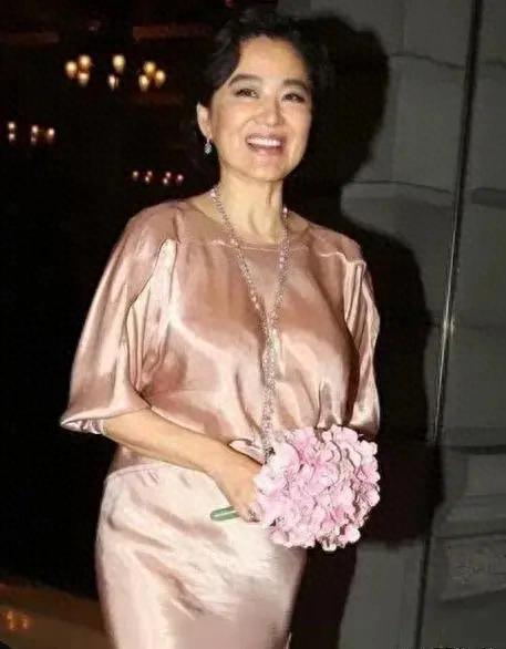 年轻时倾国倾城，美得不可方物！晚年自然老去，你还认得出？