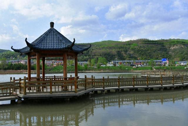 宁夏与甘肃陕西三省交界有座小城，山河温婉，让范仲淹都流连忘返