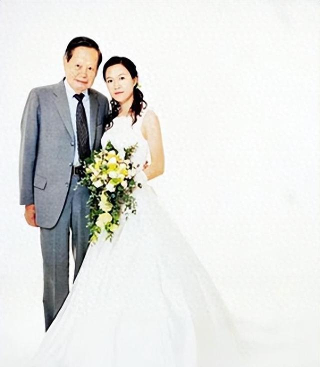 事实证明，嫁给大54岁杨振宁的“糊涂人”翁帆，才是真正的赢家