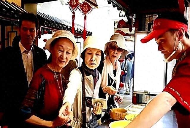 大量日本游客涌入北京，打着旅游幌子不去旅游不吃美食，为啥来？