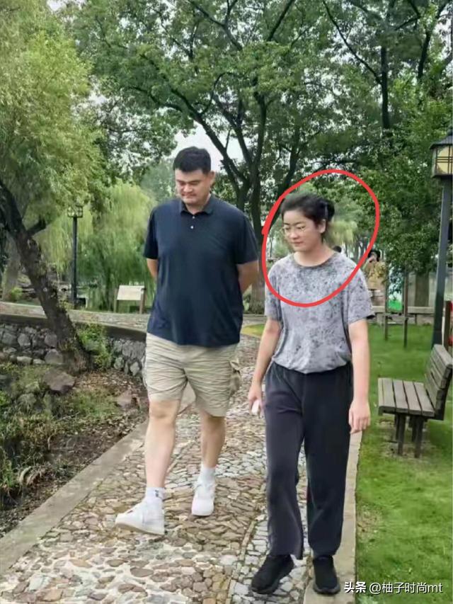 姚明16岁女儿打扮好成熟！随父母大高个，身高超1米9