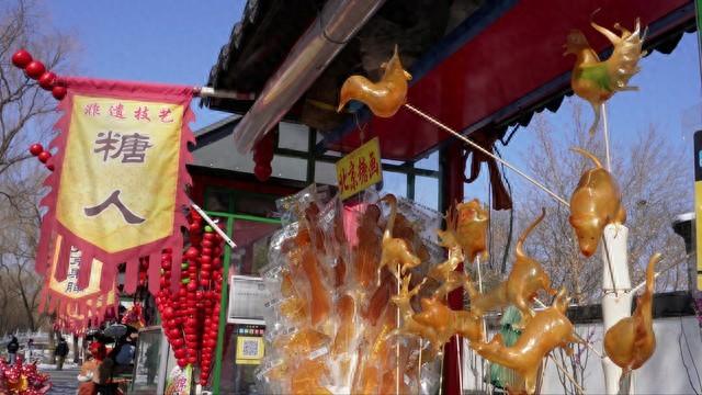 上联：糖匠熬糖吹糖人	。下联呢