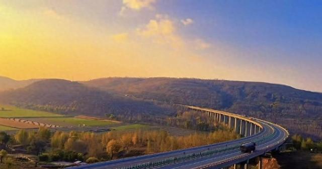 陕西靖边银湾“果子沟大桥”：黄土高原上的公路诗，解锁秋日文旅新地标