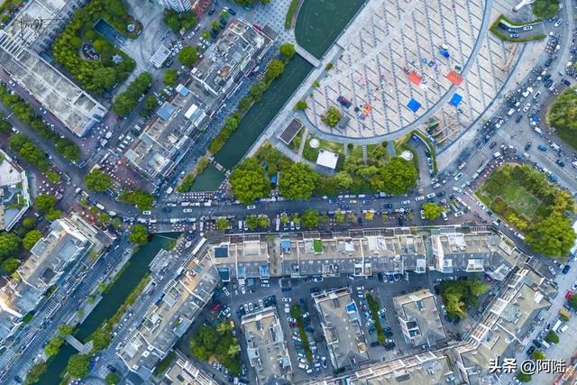 每当夜幕降临，一半天台人好像都在新城广场，这里的夜市太热闹了