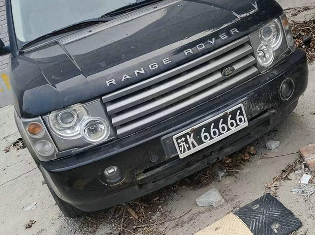 江苏路虎停北京4年未动，66666车牌螺丝生锈	，揽胜为何没人要？