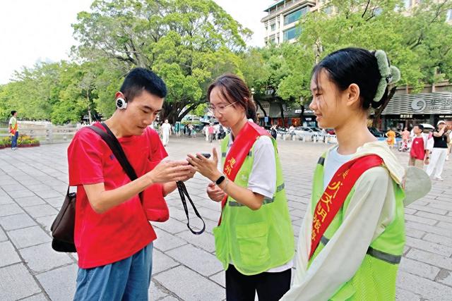 微笑服务，暖心守护！惠州“绿马甲”成靓丽风景线