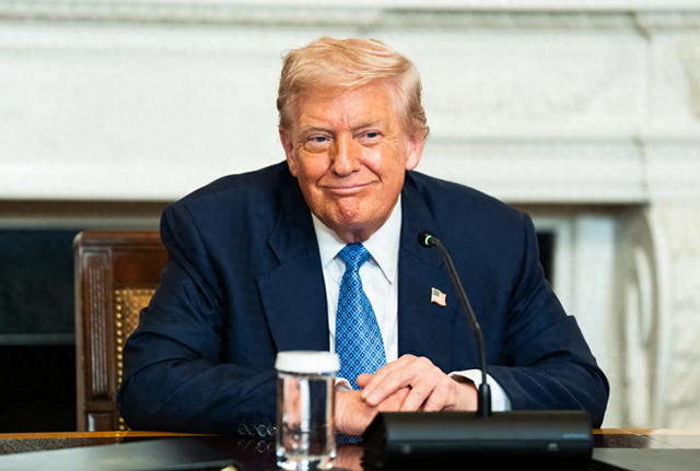 特朗普陷入深深的“不安”，美国眼前的路十分凶险，他根本输不起