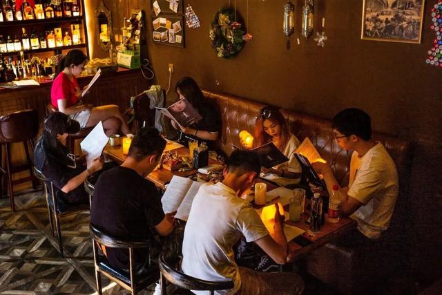 新兴行业成色情温床？年轻人追求“颅内快感”，沉迷其中不能自拔