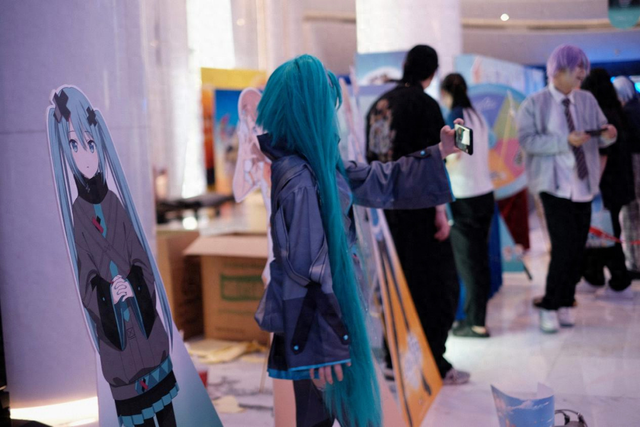 追了十八年的初代顶流，快输给AI了？