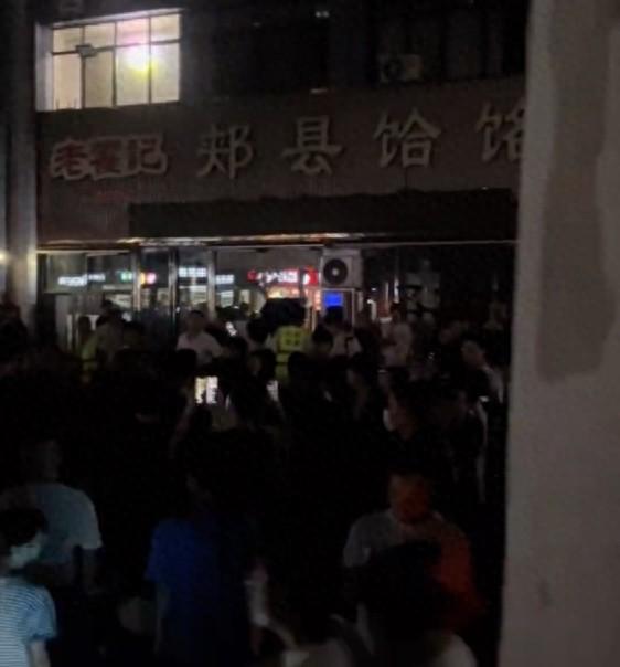 “续面事件”面馆关灯关门，门口大量群众围观，此前老板称顾客“七匹狼”引争议后致歉