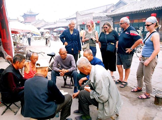 一群六十多岁老外来中国旅游看到年纪更大的中国老外们在斗地主！