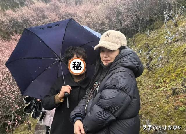 49岁赵薇现身安徽老家，全副武装难掩落魄？曾经的顶流如今怎样了