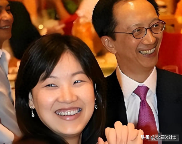 恩爱了23年，73岁的梁锦松开始衰老萎缩，47岁的伏明霞正绚烂如花