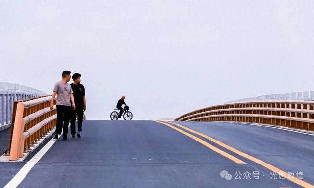黑山嘴“彩虹”大桥成为敦煌人游玩赏景的新打卡点