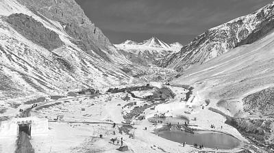 冬日雪山旅游热