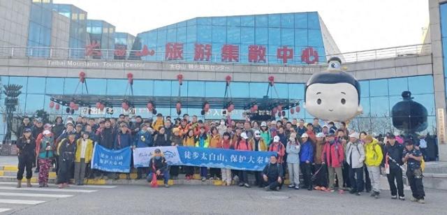 百人户外团队从险峻七女峰到云端天圆地方，爱徒步更爱大自然