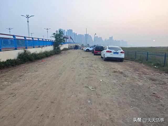 北海高德大桥旁这段坑坑洼洼的泥路终于平整了，开车不怕被刮底盘