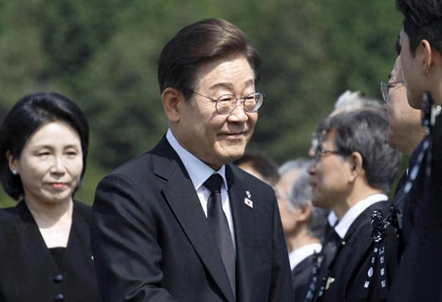 韩国摊牌了，李在明拒绝出席阅兵，王毅挂断电话，送给韩方一句话