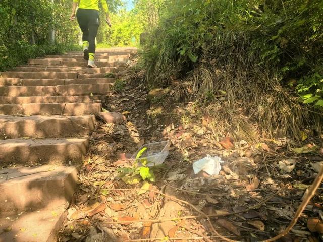 每隔几百米就有垃圾桶，成都网红登山道，纸巾餐盒却散落各处！