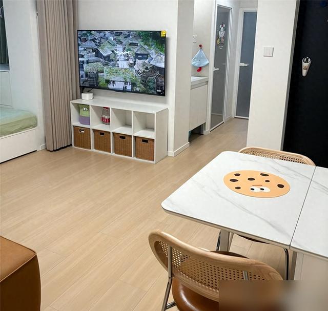 北京姑娘38㎡蜗居客厅火了，因“阳台改成卧室”走红，太有想法了