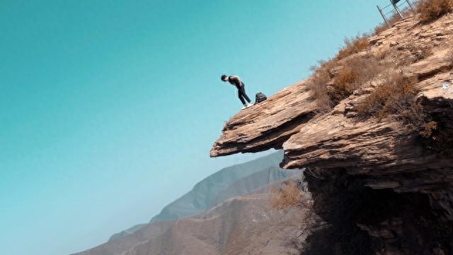 登山祈福丢失十万元金坠：贵重物品随身风险警示