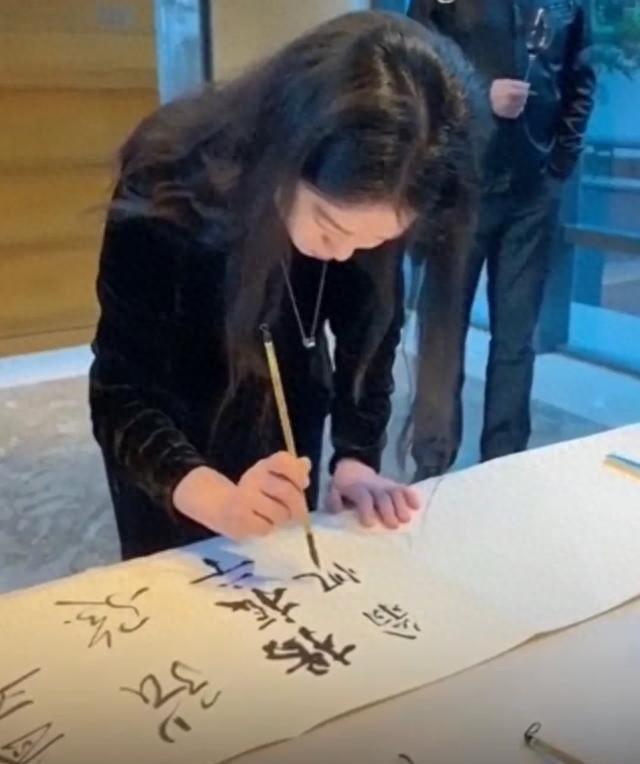 翁帆来送杨振宁最后一程，她比杨家人悲伤，她的皮肤白皙依然年轻