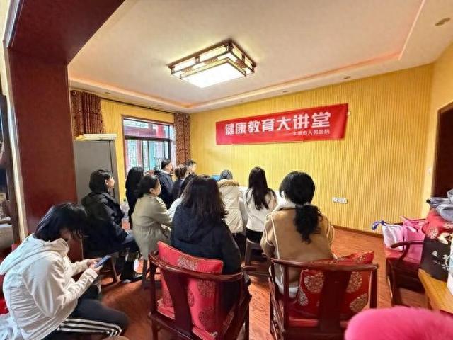 秋日红叶映衬暖心服务——太原市人民医院走进龙山景区送健康