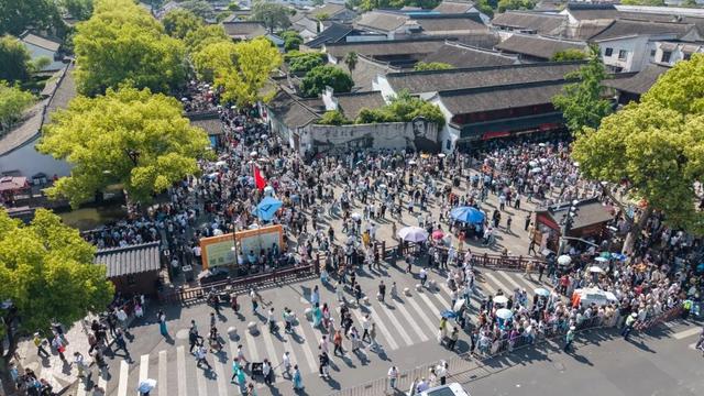 彻底沦陷！这个五一，绍兴全城上演“人从众”