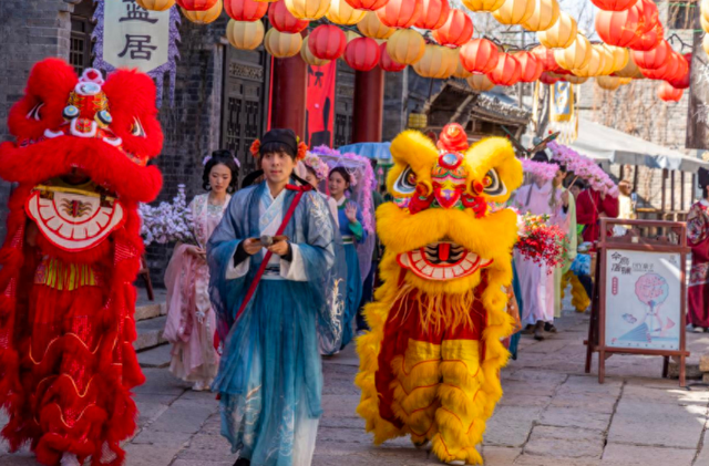 古北水镇推出清明主题活动，摇橹船、河灯祈愿、非遗体验等开放