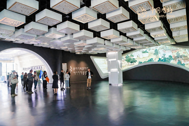 【中国有约】外国人打卡深圳宝安图书馆 体验科技赋能阅读的智慧交融