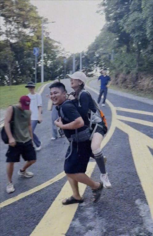 广东女子登山脚崴，被陌生小伙背40分钟下山	，恶心的一幕出现了