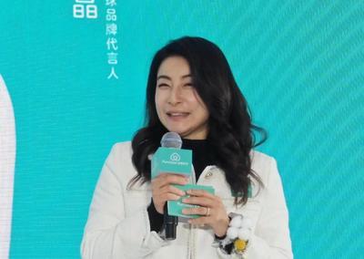 44岁郭晶晶北京出席活动，化淡妆留卷发贵气逼人，发言气场超强