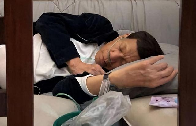 莎拉收到紧急通知，老杜在拘留所昏倒在地，已失去意识被紧急送医