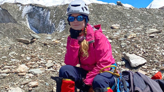 47岁女子登山时摔断腿，被困海拔7000米处16天，队友为救她遇难，4年前其丈夫在爬山时去世