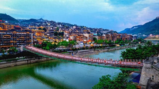 中国唯一建在丹霞上的城市，常年 21℃，超适合一个人去小住几日！