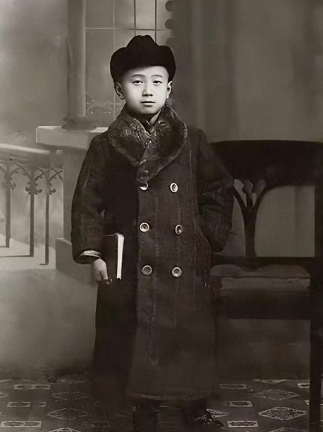 这是1921年，钱学森在北京师范附属小学的留影，那年他10岁