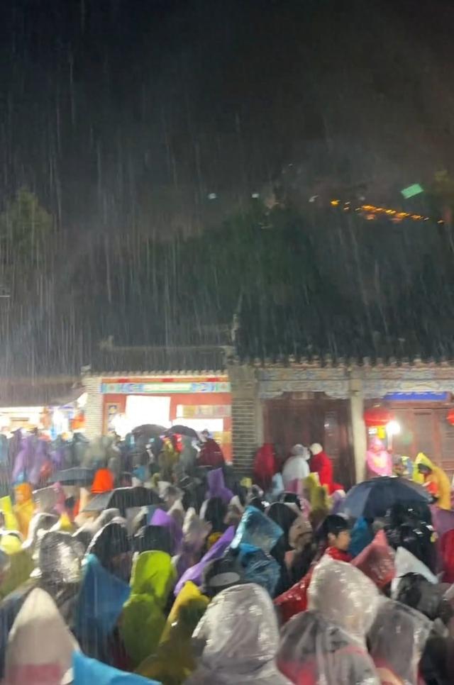 大量游客夜爬泰山突遇降雨大风，厕所挤满过夜的人，有商铺售夜间休息位60元到100元，景区：建议出行前关注天气