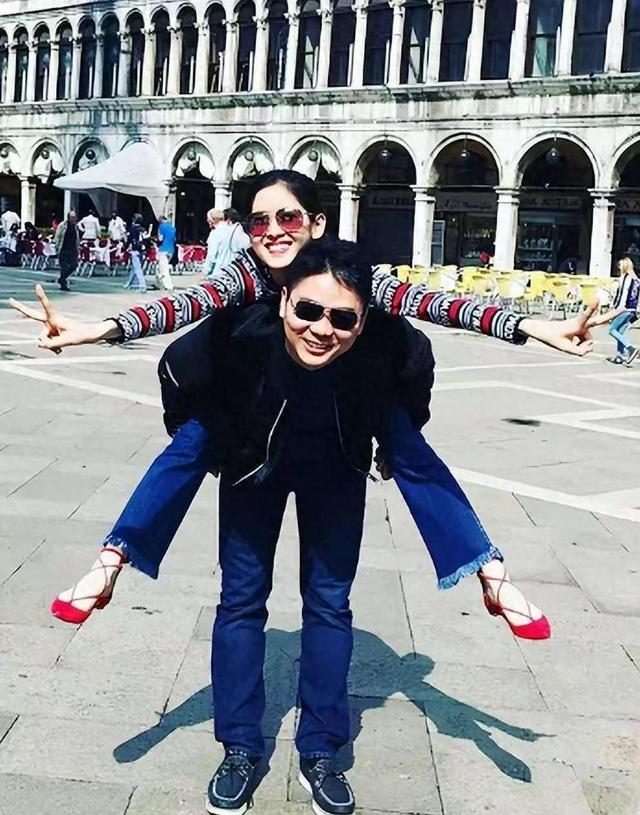 38岁刘强东事业巅峰，18岁章泽天网络爆红，年龄悬殊恋情成焦点