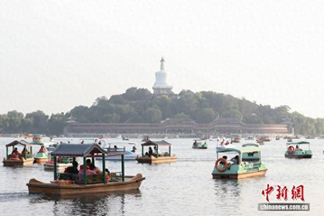 外媒关注国庆中秋假期：文旅消费提振经济，文化输出辐射全球