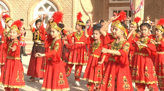 麦盖提县成功举办第六届新疆喀什丝路文化胡杨节刀郎文化研讨会