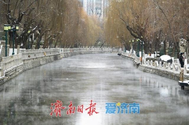 云雾润蒸，雪后济南护城河云雾缭绕宛如仙境