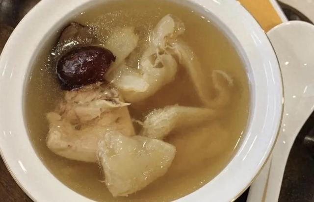 上火可以喝花胶鸡脚汤吗 2026年上火可以喝花胶鸡脚汤吗小孩