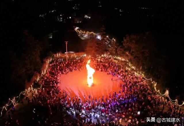 共点篝火、三县狂欢！7.18→8.20！建水、元阳、石屏彝族火把节狂欢指南，每日精彩不重样
