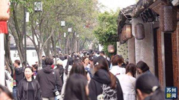清明假期首日 古城City Walk客流如织