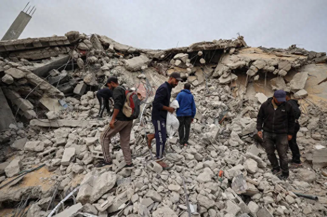 加沙一名70岁妇女及儿子遭无人机追踪杀害，以军称其越过“黄线”