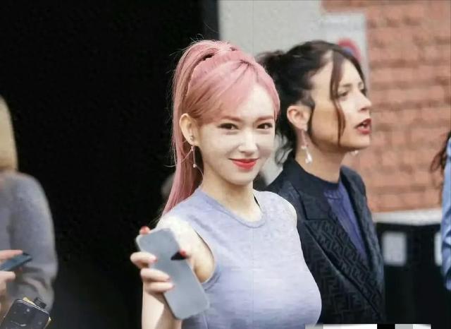 胸比头大，真的被她的身材惊艳到了，感觉一个胸都比她的脸还大了