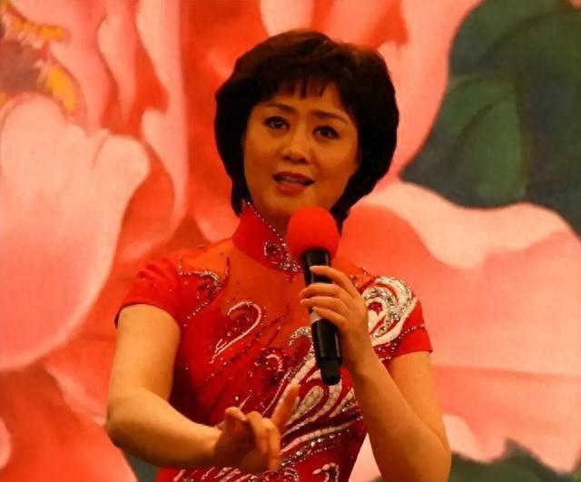 至今未婚未育，身边却有男人陪了近27年！59岁的她才是人间清醒