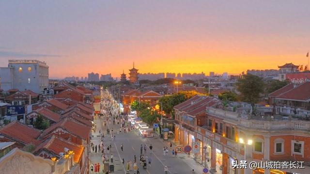 中国这座城市，GDP超万亿却没有地铁，凭啥让游客来了就不想走？