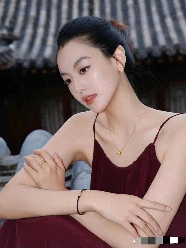 河南洛阳一校花，165cm身高清丽出尘，貌美如花，倾国倾城